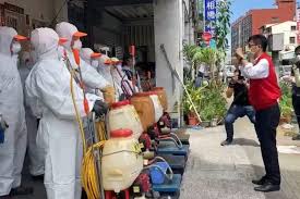 本土疫情持續升溫，今天（17 日）新增 333 例本土案例，各大縣市都有確診者及相關足跡，地方政府也都持續提升警戒，但今天晚間高雄市鳳山區仁惠婦幼醫院，傳出有確診案例，醫院外出現防疫巴士，準備將人載往檢疫所隔離。 高雄衛生局長黃志中今天晚上 10 點 30 分，也到醫院門口證實此事，據. è§€å‚³åª' é«˜å±æ–°èž ä»æƒ é†«é™¢ç«é€Ÿæ¸…é›¶é«˜å¸‚åºœ24hå…§å¿«é€Ÿè™•ç½®æŽ§åˆ¶ç–«æƒ…