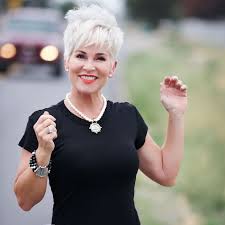 Sep 04, 2020 · ce modèle volumineux et aérien met parfaitement en valeur le visage après 50 ans. Epingle Sur Coiffures