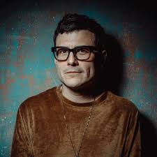 Manuel Rubey im persönlichen Interview mit ganz viel Abstand