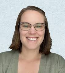 Heidi Holmes's Instagram, Twitter & Facebook