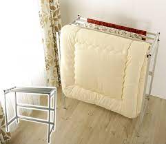 毎日使う布団を賢く収納する方法 押し入れがないなら見せる収納でお部屋もスッキリ ずぼら主婦のスッキリ収納術 布団収納方法 アイデア 布団収納 布団干し 室内