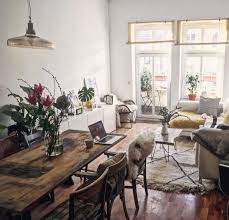 Wohnzimmertraum Mit Holzboden Und Schoner Holzmobel Sowie Grosser Fensterfront Mit Balkon Wohnzimmer Holzm Wohnzimmer Einrichten Wohnung Wohnzimmer Gestalten