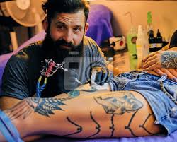 Woman leg tattoo tattooedmodel tatowierte models bein tattoos. Der Bartige Tattoo Kunstler Macht Eine Tatowierung Auf Dem Bein Fototapete Fototapeten Tattoo Kunstler Tatowiert Technisch Myloview De