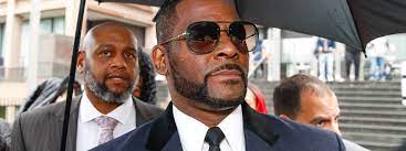 The disgraced r&b singer is due to stand trial on august 9 in new york on racketeering charges. Drei Manner Wegen Einschuchterung In Fall R Kelly Beschuldigt