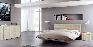 Camera da letto con pareti bianche. Come Combinare Il Colore Delle Tue Pareti Con Le Lenzuola Matrimoniali