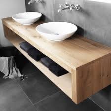 Il bagno è una delle stanze della casa ad aver bisogno maggiormente d'attenzione.l'inserimento di un bel mobile in legno per il bagno è una scelta di classe che marca l'eleganza di una zona che non deve essere trascurata per nessun motivo. Mobile Bagno In Legno Massello 140 X 45 X 45 Cm Arredamentomd It