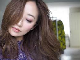 神崎恵 バーガンディのアイカラーでメイク アイラインはリキッドで長め細めに 頬にはほんのりピンクを広げ 唇はベージュで これ見よがしではなく じわじわと沁み入っ megumikanzaki kanzakimegumi m バーガンディメイク ヘアスタイリング ヘア