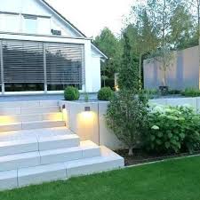 Blockstufen Pflaster In Weiss Inklusive Beleuchtungkonzept Blockstufen Pflastersteine Pflasterar In 2020 Gartengestaltung Moderner Garten Gartengestaltung Ideen