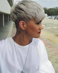 Jede frau wählt für sich den haarschnitt, der sie in ihrem lebensstil, ihren stilistischen vorlieben und der art ihrer tätigkeit am meisten beeindruckt. Kurzhaarfrisuren Mit Pony 60 Trendige Beispiele Fur Bob Pagenschnitt Pixie Und Co