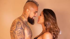 Sonia isaza y arturo vidal volvieron a sacudir las redes con una serie de fotografías juntos en las que muestran lo bien que la están pasando en españa, aprovechando el ardiente sol de verano y disfrutando de los paisajes de ibiza. Eres La Razon Por La Que Sonrio Todos Los Dias El Amoroso Mensaje De Sonia Isaza A Arturo Vidal Alairelibre Cl