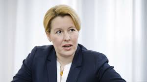 Karsten giffey, der mann von bundesfamilienministerin franziska giffey (spd) hat seinen job verloren, weil er seine arbeitszeiten gefälscht haben soll. Franziska Giffey Eine Frau Ist Nicht Das Anhangsel Des Ehemanns