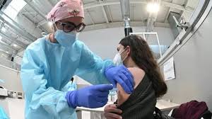 Una vacuna es una preparación destinada a generar inmunidad adquirida contra una enfermedad, mediante la estimulación de la producción de anticuerpos. Como Mejorar Nuestra Respuesta Inmunitaria Tras La Vacunacion Bbc News Mundo
