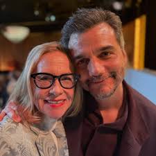 ‘Amigos de cigarro’: Amy Madigan elege Wagner Moura sua ‘pessoa favorita’ na temporada de premiações