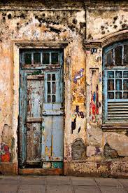 A Door And Window In Catende Brazil The Hints Of Bright Color Peeking Out From Under The Peeling Paint Is Just Fenster Und Turen Alte Turen Papierarchitektur
