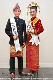 Baju kurung merupakan baju tradisional melayu yang bolehlah kebanyakan orang hanya menutup pakaian di bawah tubuh. 96 Gambar Baju Adat Melayu Kekinian Modelbaju Id