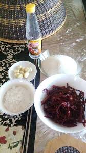 Kisar cili bersama bawang putih yang dipotong kasar. Berbelas Tahun Buat Sos Cili Kegunaan Sendiri Jimat Bajet Mingguan Wanita