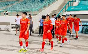 Nguyễn quang hải (born 12 april 1997) is a vietnamese professional footballer who plays as an attacking midfielder for hà nội and vietnam national football team. Cong PhÆ°á»£ng Quang Háº£i Bá»Ÿ HÆ¡i Tai Vi Bai Cháº¡y 10 Vong San Bao Dan Tri