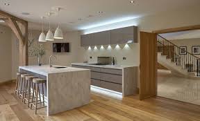 Construimos casas modernas americanas con entramado ligero. Cocinas Modernas Con Detalles En Madera Decoracion De Interiores