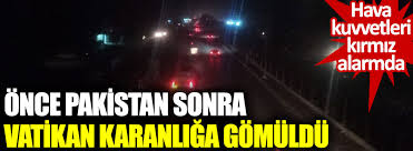 Yetkililer ve yerel basında çıkan haberlere göre, cumartesi gecesi bir ana ikmal hattının çökmesinin ardından büyük bir elektrik kesintisi pakistan'ı karanlığa sürükledi. Lurmuk4uozyn1m