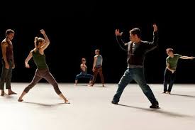 Portrait en forme de puzzle du chorégraphe israélien de renommée internationale ohad naharin, dit mr gaga, nom du langage corporel universel qu'il a inventé, aussi bien destiné aux danseurs professionnels qu'au commun des mortels. Mr Gaga Sur Les Pas D Ohad Naharin 2015 Par Tomer Heymann