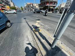 Από τη σύγκρουση τραυματίστηκε ο οδηγός του δικύκλου. Nmaxet9gbiktkm