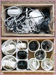 Kabel Mit Hilfe Von Joghurtbechern Ordnen Und Organisieren Und Endlich Kein Kabelchaos Mehr In Den Schubl Organisationsprojekte Organisieren Kabel Organisieren