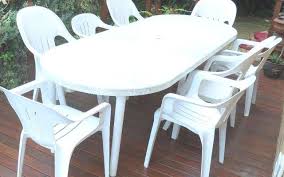 En comparaison avec la table et chaise de jardin en aluminium ou en bois, celui en rotin comme cet exemplaire embarque une note esthétique campagnarde. 10 Trucs Pour Nettoyer Les Chaises De Jardin Blanches Chaise De Jardin Table Jardin Plastique Salon De Jardin Plastique