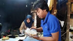 Kue rangin yang memiliki cita rasa yang berbeda dengan kue lainnya membuat pecinta kue rangin bermunculan. Kue Rangi Khas Kendal Rasanya Manis Dan Gurih Warta Kota