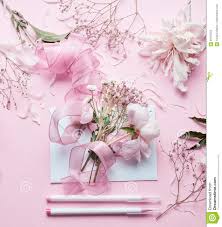 Zeichne einen großen kreis und füge dann einen kleineren in die mitte ein. Reizender Rosa Floristenarbeitsplatz Schone Blumen Schlagen Band Ein Und Markierungen Zeichnen Auf Pastellhintergrund Draufsic Stockbild Bild Von Blume Lebensstil 94167255
