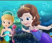 Vei putea sa o imbraci cu cele mai frumoase rochite, sa o machezi si coafezi, sa te intalnesti cu prietenii ei de nadejde dar si multe alte surprize din palatul in care ea traieste. Jocuri Sofia Intai