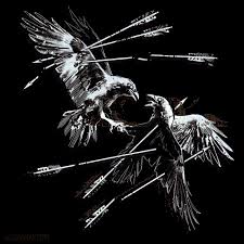 Sein wissen verdankt er zwei raben, hugin und munin, die auf seinen schultern sitzen und ihm alles erzählen, was auf der. Pin Von Shel Auf Raven Tattoo Raben Odins Rabe Runen