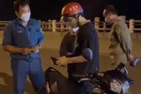 Cán bộ gây tranh cãi vì cho rằng bánh mỳ không phải lương thực thiết yếu. Lc2fviydtfxamm