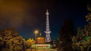 Déjà aperçu en juin dernier le drapeau des jeux olympiques de paris 2024 flottera à nouveau ce dimanche 8 août 2021 sur la tour eiffel à paris. Le Saviez Vous La Tour Eiffel Se Trouve A Berlin Lepetitjournal Com