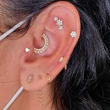 Ear Curation On Instagram On A Scale Of 1 10 How Painful Is A Flat Piercing How Was The Healing Process L Piercing Oreilles Piercing Conch Piercing Tragus
