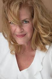 Elizabeth Sampson's Instagram, Twitter & Facebook