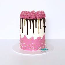 Pin By Valeria Barrios On صور افكار تزين الكيك In 2020 Cake Crazy Cakes Drip Cakes