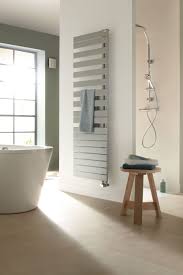 Design Asymetrique Qui Facilite La Prise Et La Pose Des Serviettes Forme Contemporaine Un Prix Leg Seche Serviette Radiateur Salle De Bain Idee Salle De Bain