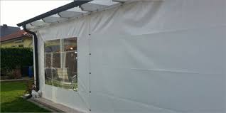 Auf unserer terrasse haben wir an der seite im garten einen stabmattenzaun. Ratgeber Sichtschutz Und Windschutz Fur Die Terrasse Mit Terrassenplanen Nach Mass
