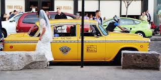 Mit den gelben taxis kann man sich der anfangspreis für die new york taxis liegt bei 2,50 dollar, zuzüglich einiger aufschläge von insgesamt 80 cent. Mit Dem Taxi Ins Restaurant Tipps Zum Taxifahren In New York