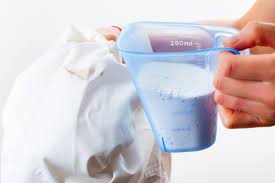 Tamponnez la tache abondamment et n'hésitez pas à déborder des bords de la tache. Comment Enlever Une Tache Coloree Sur Un Vetement Ou Du Linge Tout Pratique Tache De Couleur Tache Astuces Pour Nettoyer