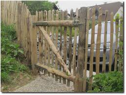 Bildergebnis Fur Staketenzaun Haselnuss Tor Selber Bauen Gartentore Gartengestaltung Garten