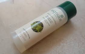 Biotique bio bhringraj therapeutic oil for falling hair is an organic therapeutic oil that is a blend of bhringraj and amla. Biotique Bio Bhringraj Therapeutic Hair Oil Review