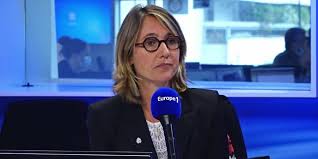 Alexia laroche joubert se souvient également du jour où puff daddy est venu, et qui est sans conteste le pire invité du programme, puisqu'à bout, elle a même failli…le virer de l'émission ! For Alexia Laroche Joubert Koh Lanta Was The Containment Program Teller Report