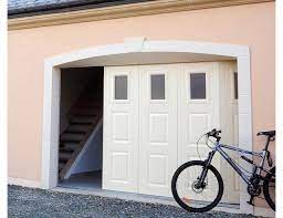 Avec Ses Panneaux Et Hublots Personnalisables Cette Porte De Garage Avec Ouverture Laterale S Adapte A Vos En Porte Garage Porte De Garage Sectionnelle Garage