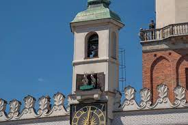 Koziołki bodą się codziennie o 12:00 na wieży poznańskiego ratusza. Poznanskie Koziolki Tez Nosza Maseczki Aktualnosci Info Poznan Pl