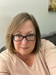 How to find a grey hair color specialist for curly hair?