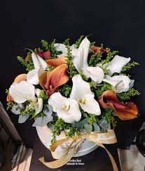 Aranjament Cu Cale In Cutie Flower Arrangements Flower Boxes Calla Lily