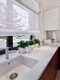 Las cortinas para la cocina agregan un toque decorativo a las ventanas que se ubican sobre los lava trastes y son muy comunes en no necesitas ser una costurera para cocer cortinas para tu cocina. 4 Tipos De Cortinas Para Cocinas Cocinas Ec