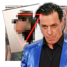 Born 4 january 1963) is a german singer, songwriter, and poet. Rammstein Sanger Till Lindemann Zeigt Pracht Schwengel In Der Offentlichkeit Fanbase