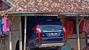 Sekarang, saatnya kamu memarkir mobil di area khusus, walaupun sekadar garasi minimalis, supaya tidak jika rumahmu berukuran kecil, garasi minimalis dengan memanfaatkan kanopi sangat cocok untuk kamu bangun. Potret Pajero Sport Parkir Bikin Heran Warganet Garasinya Kok Begitu
